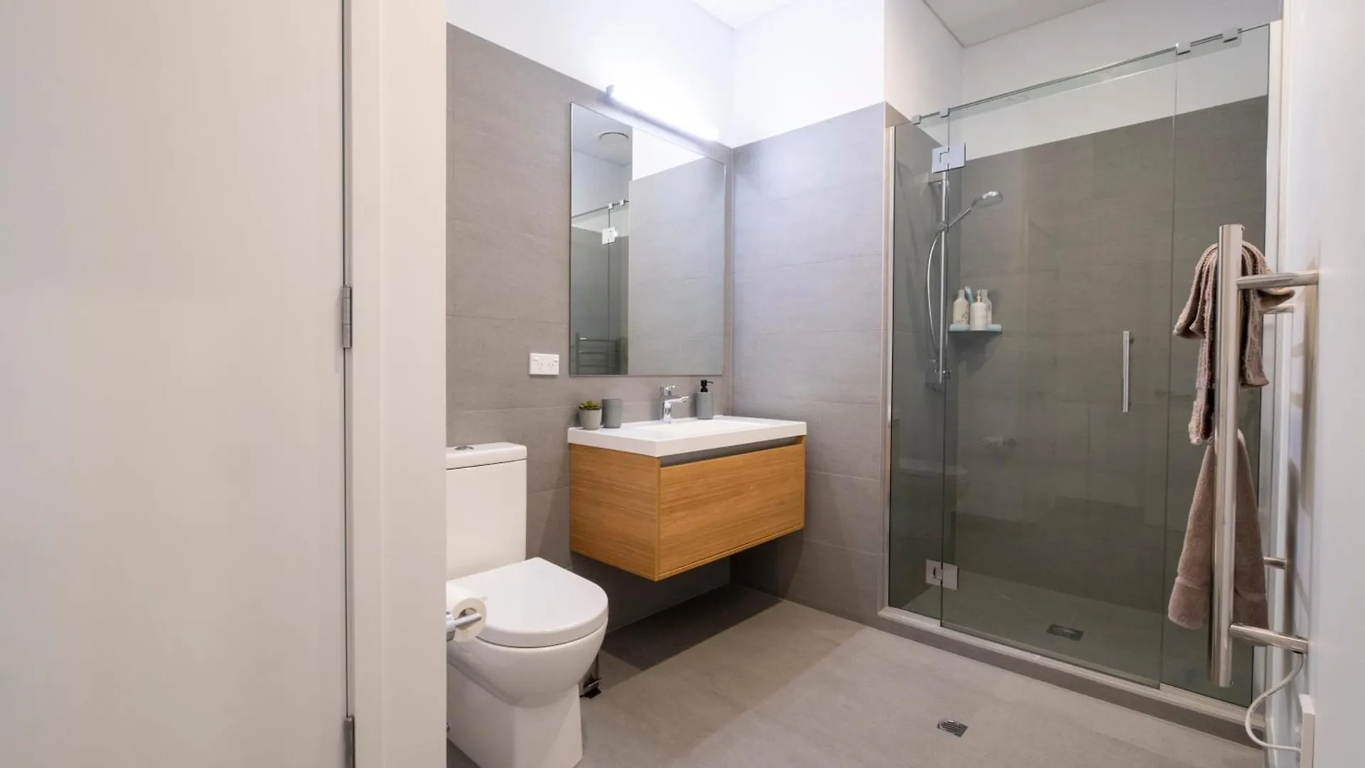 Modern, Ground Floor , Cbd, Free Parking, 2-3 Beds Apartment Christchurch