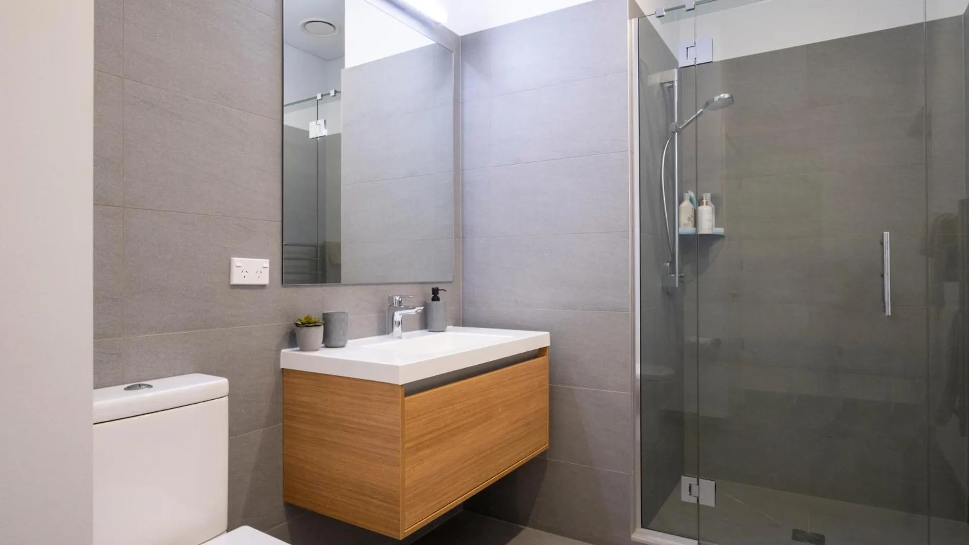 Modern, Ground Floor , Cbd, Free Parking, 2-3 Beds Apartment Christchurch