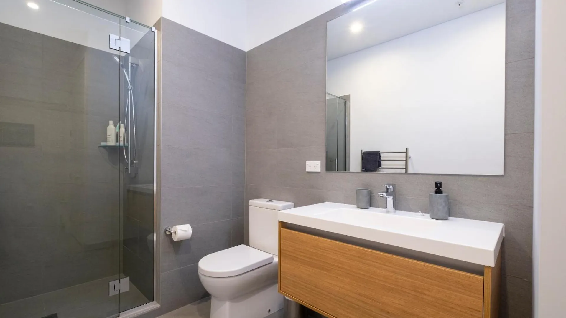 Modern, Ground Floor , Cbd, Free Parking, 2-3 Beds Apartment Christchurch